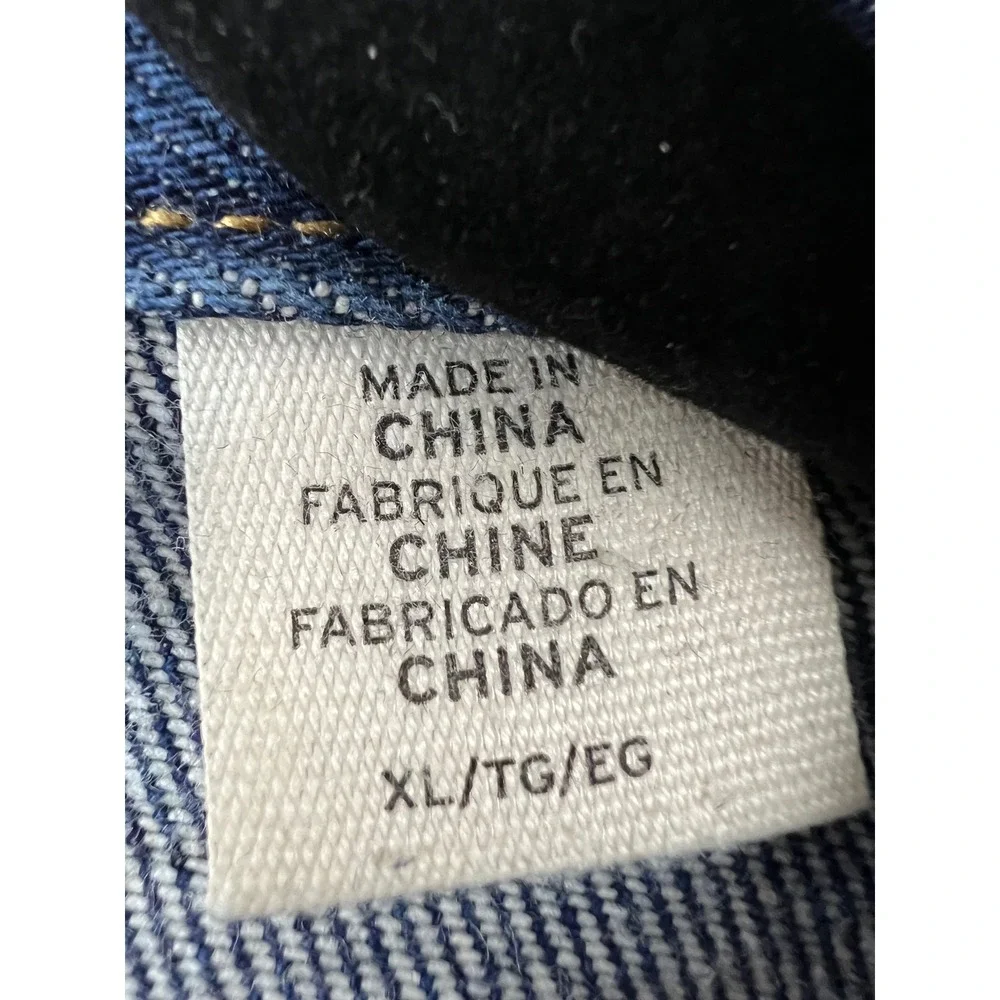 Levis ships from